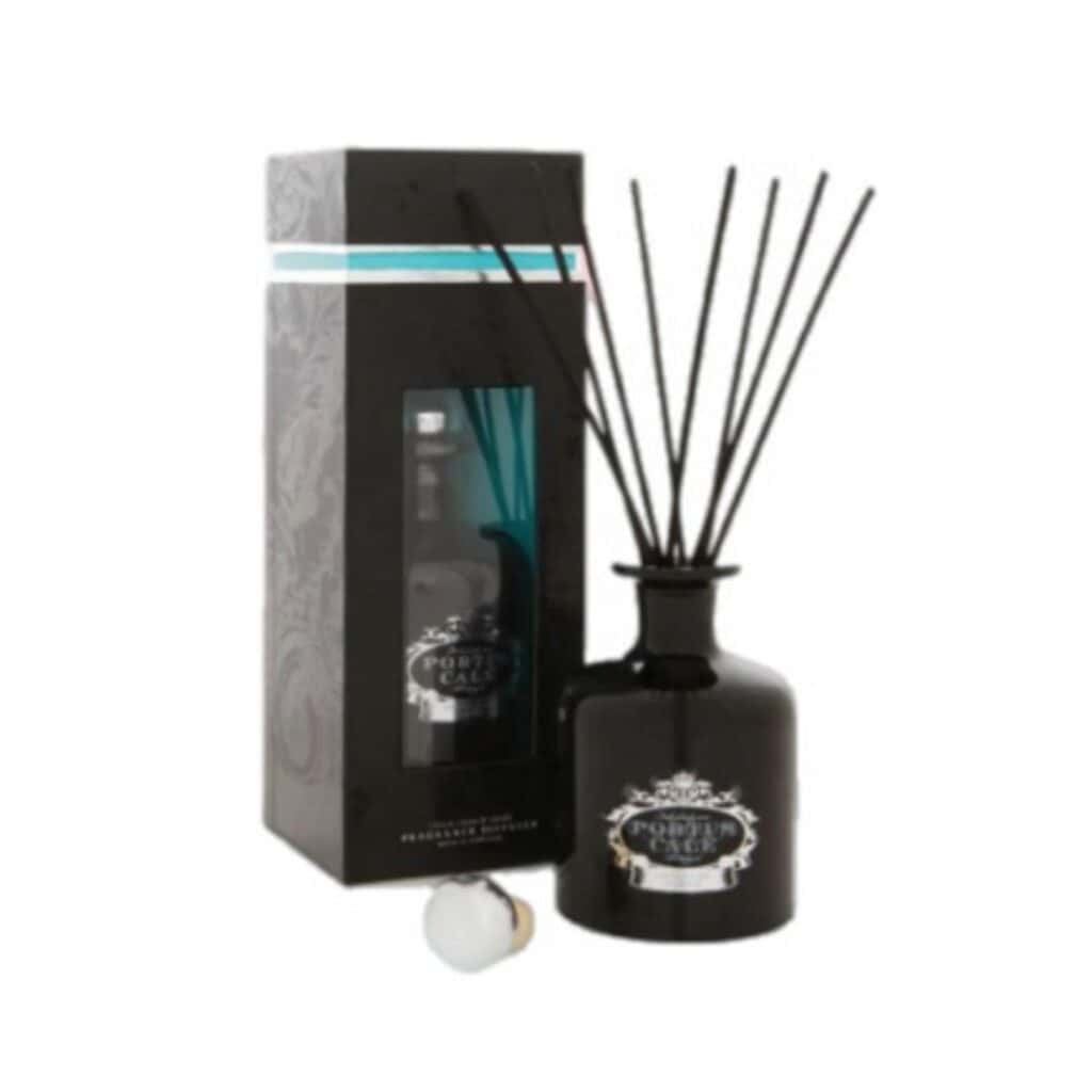 בקבוק מפיץ ריח 250 מ"ל Black Edition Portus Cale עם קנים שחורים עומד לצד הקופסה התואמת, עם חלון שקוף ותווית דקורטיבית. פקק לבן מונח מול הבקבוק. - vavaVoom.co.il