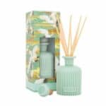 מפזר Royal Crane Portus Cale בנפח 250 מ"ל בבקבוק פסים ירוק-לבן עם מקלות קנה, לצד אריזה דקורטיבית עם ציפור עגור על רקע ירוק וצהוב. - vavaVoom.co.il