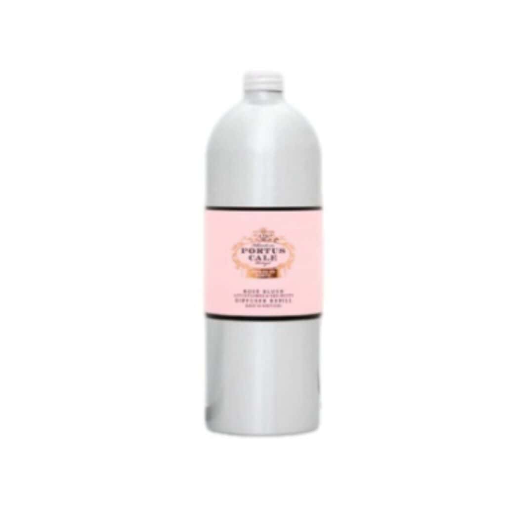 בקבוק כסף עם תווית ורודה שעליה כתוב "מילוי למפיץ 900 מ"ל Portus Cale ניחוח Rose Blush" עומד זקוף על רקע לבן חלק. - vavaVoom.co.il