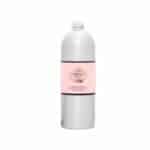 בקבוק כסף עם תווית ורודה שעליה כתוב "מילוי למפיץ 900 מ"ל Portus Cale ניחוח Rose Blush" עומד זקוף על רקע לבן חלק. - vavaVoom.co.il