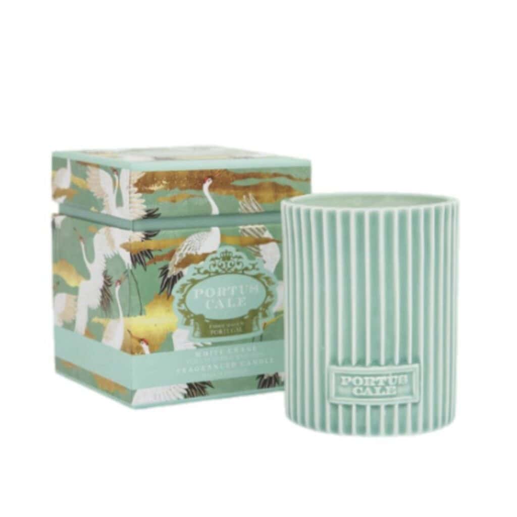 נר ריחני בצבעי ירוק ולבן עם פסים, בשם נר Portus Cale - Royal Crane, מגיע בקופסה דקורטיבית תואמת עם איורים של עגורים. הן הנר והן הקופסה נושאים את הכיתוב "Portus Cale". - vavaVoom.co.il