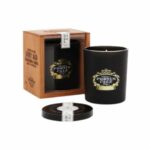 נר Portus Cale - נר ריחני בצבע אדום ארגמן עם תווית זהב מונח לצד קופסת העץ שלו. על מכסה הנר, המונח בחזית, מוטבע שם המותג והלוגו התואמים. - vavaVoom.co.il