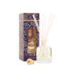 מפיץ ריח 250 מ"ל Festive Blue Portus Cale מגיע בבקבוק זכוכית שקוף, עם מקלות עץ בהירים, באריזה כחולה-זהובה מלכותית. כולל פקק שעם. - vavaVoom.co.il