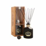 מפיץ ריח 250 מ"ל Ruby Red Portus Cale בבקבוק זכוכית שחור עם תווית מעוצבת, מקלות ריד שחורים, פקק שעם ואריזת עץ עם חזית שקופה. - vavaVoom.co.il