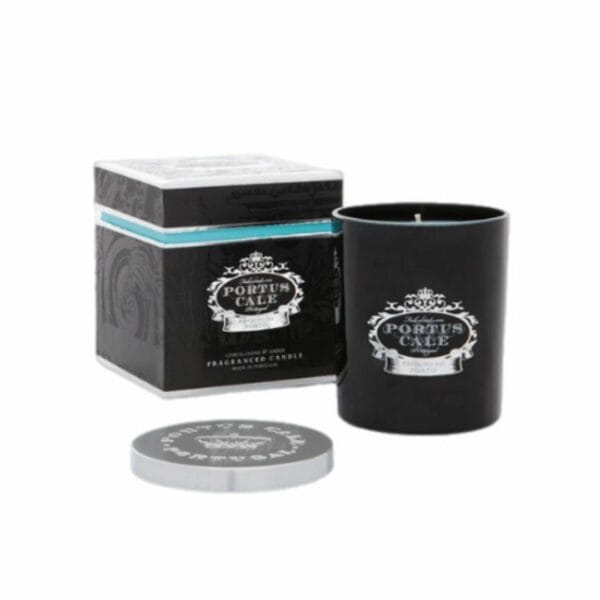 נר ריחני Portus Cale - Black Edition מוצג עם קופסתו הדקורטיבית התואמת ומכסה כסף, על רקע לבן. - vavaVoom.co.il