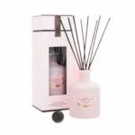 מפיץ ריח 250 מ"ל Rose Blush Portus Cale עם מקלות שחורים מוצג לצד האריזה התואמת בלבן וורוד. - vavaVoom.co.il