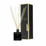 בקבוק מפיץ ריח שחור עם קנים דקים מעץ, לצד הקופסה התואמת בצבעי שחור וזהב. על התווית כתוב "מפיץ ריח BULGARIAN ROSE&OUT - מ״ל 100". - vavaVoom.co.il