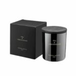 נר בצנצנת שחורה עם הכיתוב "TEA&LEMONGRASS - גר׳ 230" מונח לצד קופסה תואמת, שניהם עם הלוגו האלגנטי של CERERIA MOLLÁ 1899 בזהב. - vavaVoom.co.il