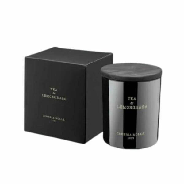 נר בצנצנת שחורה עם הכיתוב "TEA&LEMONGRASS - גר׳ 230" מונח לצד קופסה תואמת, שניהם עם הלוגו האלגנטי של CERERIA MOLLÁ 1899 בזהב. - vavaVoom.co.il