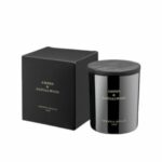 צנצנת נרות שחורה עם הכיתוב "נר קטן AMBER&SANDALWOOD - גר׳ 230" מונחת לצד הקופסה השחורה התואמת, ששתיהן מעוטרות בכיתוב זהוב פשוט על רקע לבן חלק. - vavaVoom.co.il