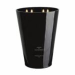 פמוט שחור גדול ומבריק עם ארבע להבות נושא את התווית "נר ענק AMBER&SANDALWOOD - ק״ג 3.5" מבית Cereria Molla 1899. המוצר מוצג על רקע לבן חלק. - vavaVoom.co.il