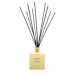 מפיץ ריח מלבני בצבע בז' בנפח 500 מ"ל, עם מקלות ריח שחורים ותגית "TUBEROSE&JASMINE". - vavaVoom.co.il