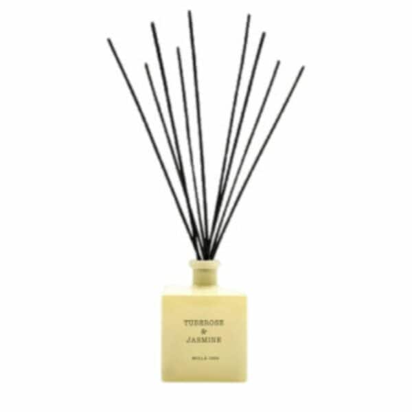 מפיץ ריח מלבני בצבע בז' בנפח 500 מ"ל, עם מקלות ריח שחורים ותגית "TUBEROSE&JASMINE". - vavaVoom.co.il