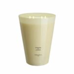 נר בצבע שמנת עם שלושה פתילים דולקים מונח בתוך מיכל גבוה ומבריק שעליו כתוב "נר ענק TUBEROSE&JASMINE - ק״ג 3.5". הרקע לבן. - vavaVoom.co.il