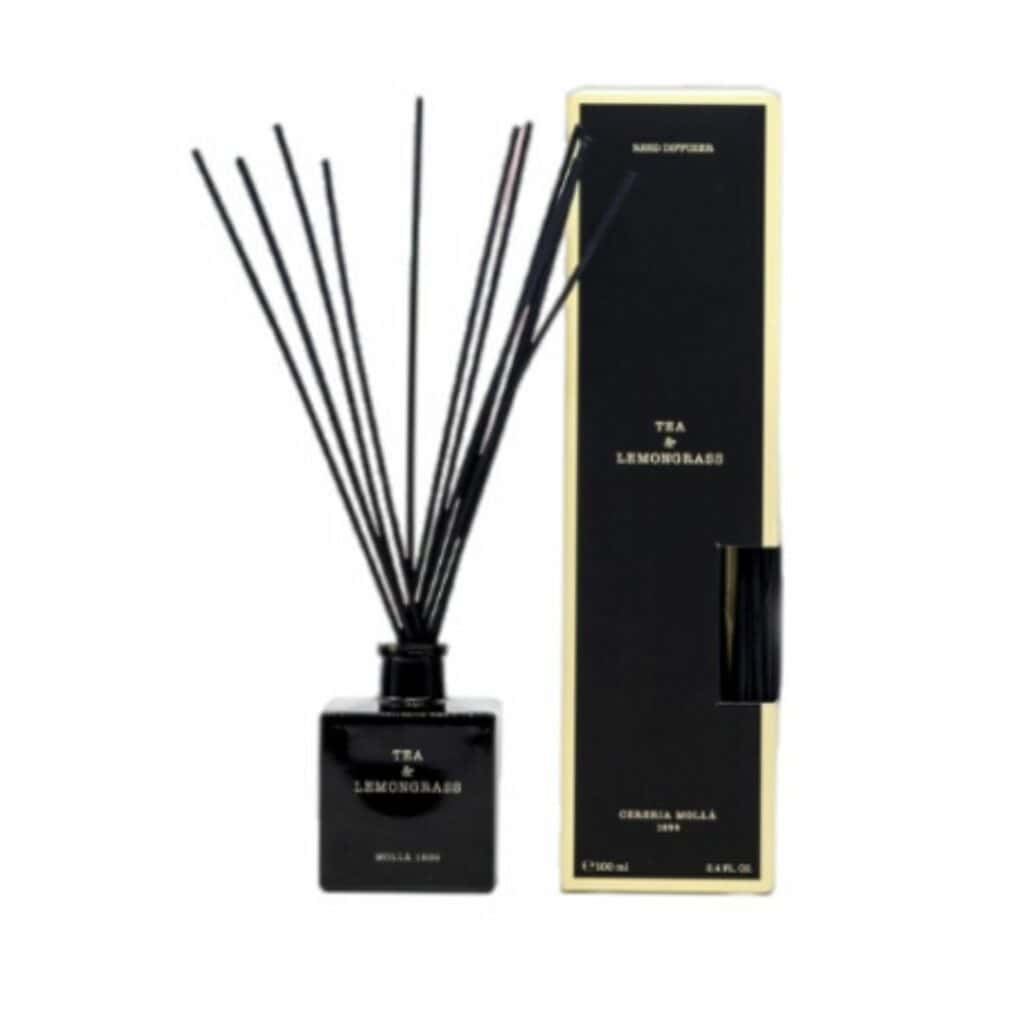 מפיץ ריח TEA&LEMONGRASS - מ״ל 500 מבקבוק זכוכית שחורה עם מקלות מפיץ שחורים ממוקם לצד אריזת קופסה תואמת בשחור וזהב. - vavaVoom.co.il