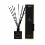 מפיץ ריח TEA&LEMONGRASS - מ״ל 500 מבקבוק זכוכית שחורה עם מקלות מפיץ שחורים ממוקם לצד אריזת קופסה תואמת בשחור וזהב. - vavaVoom.co.il