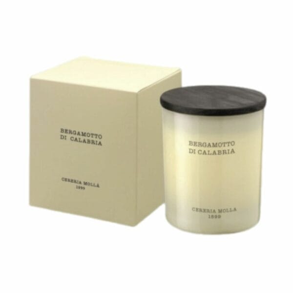 קופסה בצבע שמנת וצנצנת נרות תואמת עם כיתוב שחור מציגות את שם המוצר "נר קטן BERGAMOTTO DI CALABRIA - גר׳ 230", שניהם בעיצוב פשוט של Cereria Molla 1899 ומכסה כהה. - vavaVoom.co.il