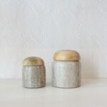 צנצנת שייש מעוגלת מכסה עץ מנגו