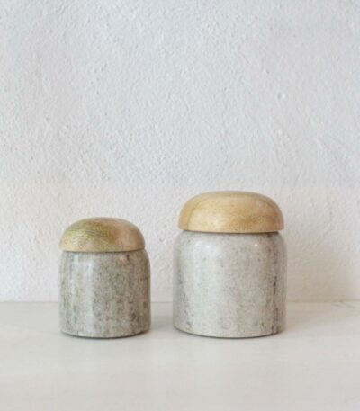 צנצנת שייש מעוגלת מכסה עץ מנגו