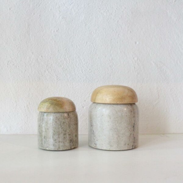 צנצנת שייש מעוגלת מכסה עץ מנגו