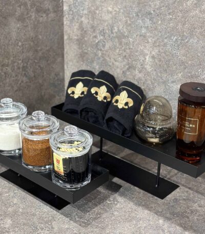 מגש מתכת על רגל גוון שחור