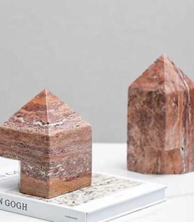 משולש גיאומטרי שייש אדום