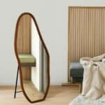 מראה קלואי עץ אגוז אמורפית על רגל