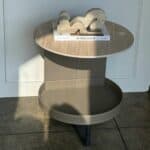 שולחן צד מדפים דמוי עור בשילוב פלטת טרוונטין