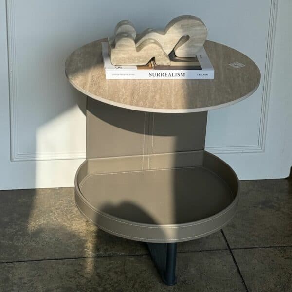 שולחן צד מדפים דמוי עור בשילוב פלטת טרוונטין