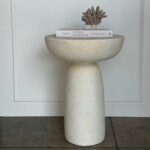 שולחן צד מדפים דמוי עור בשילוב פלטת טרוונטין