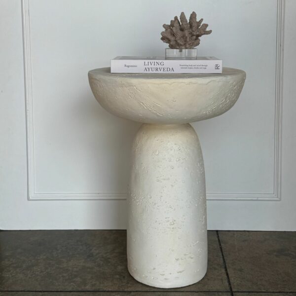 שולחן צד מדפים דמוי עור בשילוב פלטת טרוונטין