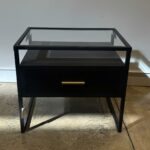 שולחן צד שחור בשילוב מגירה