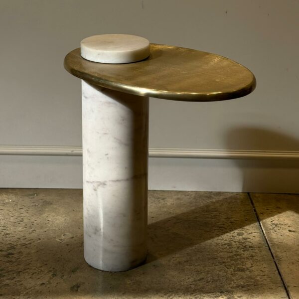 שולחן צד אובלי זהב ושייש