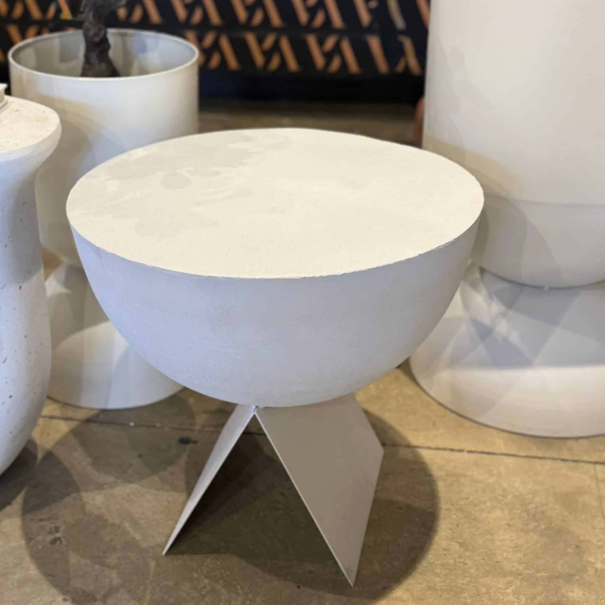 db6f6d36-56b8-458c-b248-cd900c6082c4 שולחן צד לני לבן – תמונה 1