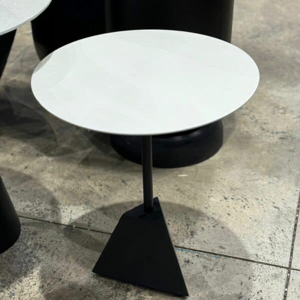 שולחן צד משולש שחור בז