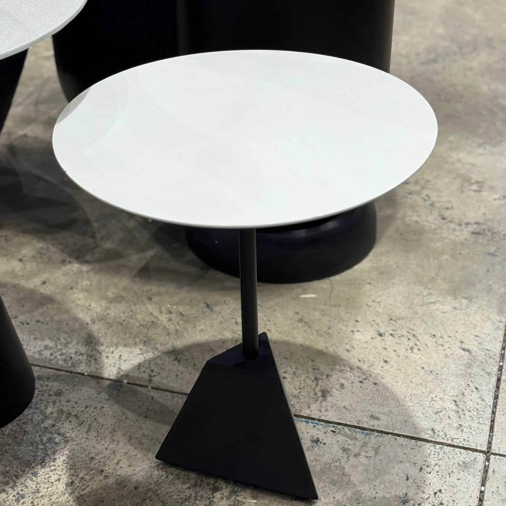 e7e35a0c-6f06-47b4-a4e4-192bd2e821d9 שולחן צד משולש שחור בז – תמונה 1