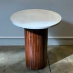 שולחן צד שייש בשילוב עץ